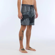 Load image into Gallery viewer, IPD 83 Fit Strata 18&quot; Boardshort
